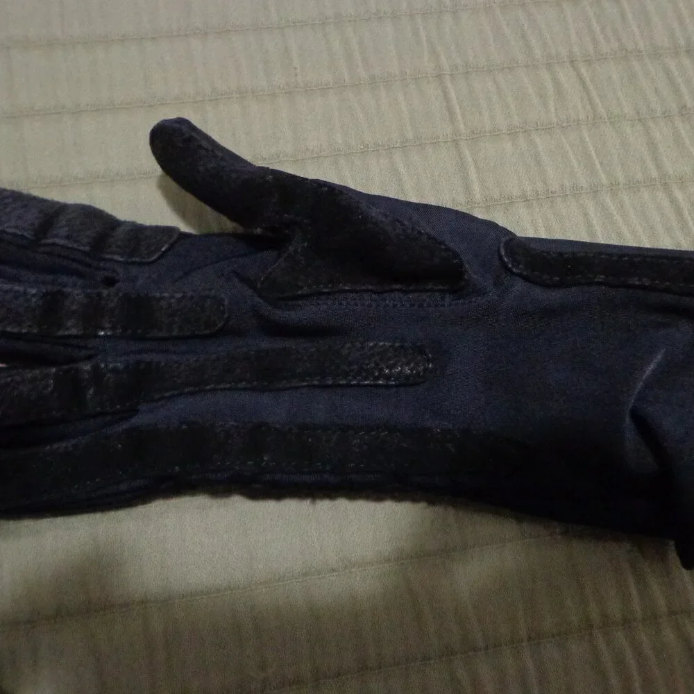 Aris Isotoner Classic Glove Wm's S/M Black 4-Way Stretch Lined Chevron Detailing
